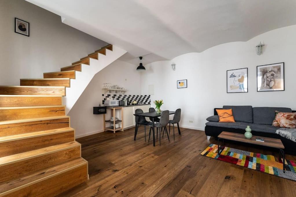 Neat 1Br Duplex By Metro And Center By Hm Lägenhet Wien Exteriör bild