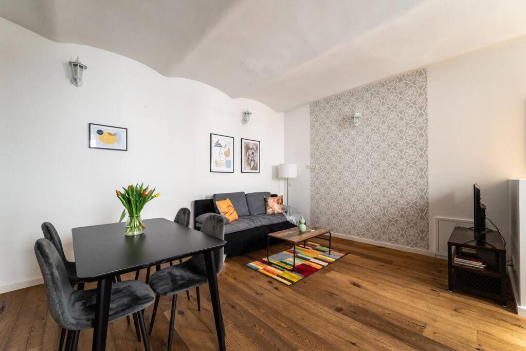 Neat 1Br Duplex By Metro And Center By Hm Lägenhet Wien Exteriör bild