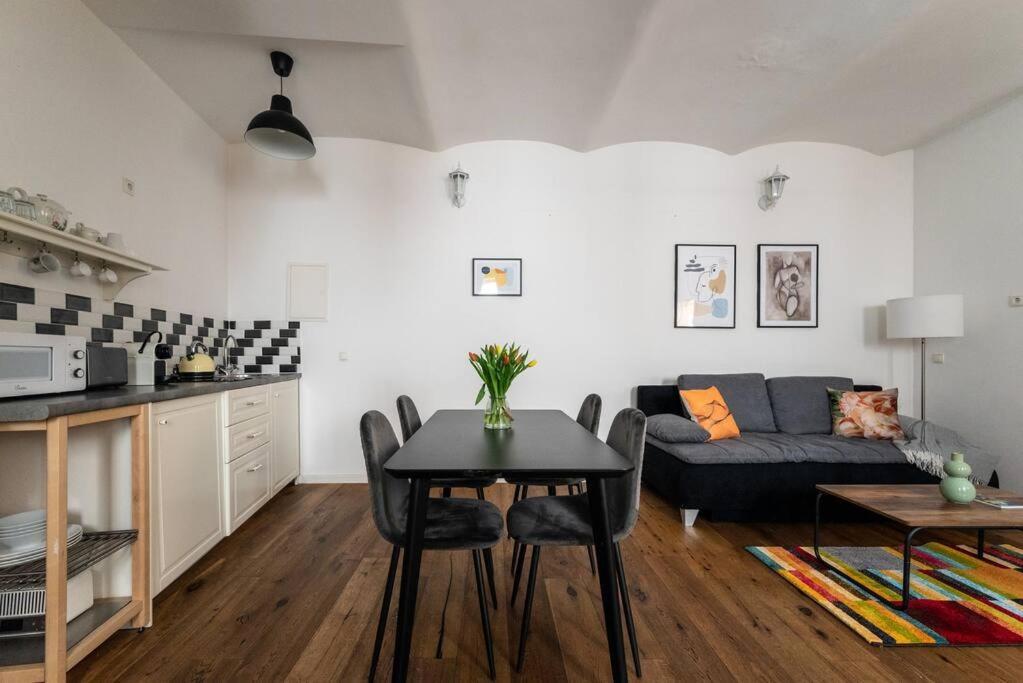 Neat 1Br Duplex By Metro And Center By Hm Lägenhet Wien Exteriör bild
